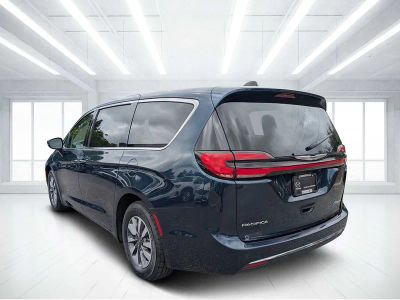 2024 Chrysler Pacifica Hybrid — detail view