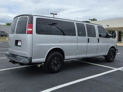 2018 Chevrolet Express 3500 - Photo 2