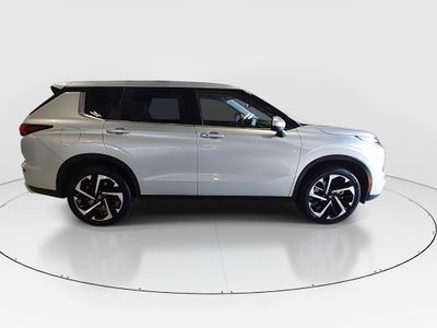 2024 Mitsubishi Outlander — photo 8 view