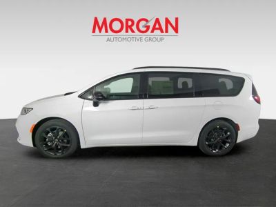 2026 Chrysler Pacifica — photo 8 view