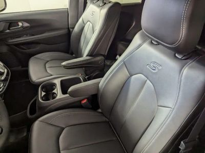2026 Chrysler Pacifica — photo 12 view