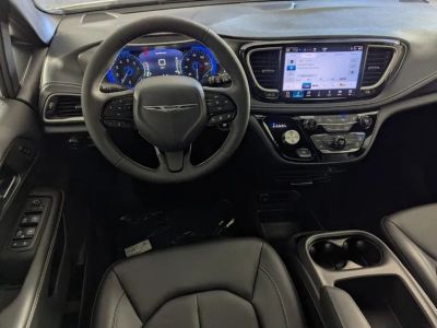 2026 Chrysler Pacifica — photo 13 view