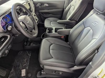 2026 Chrysler Pacifica — photo 10 view