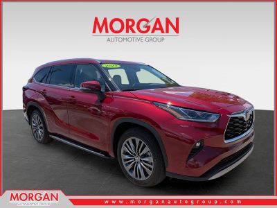 2021 Toyota Highlander Platinum in Pearl — front three-quarter view