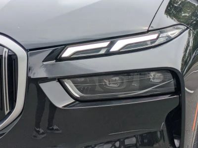 2025 BMW X7 — photo 10 view
