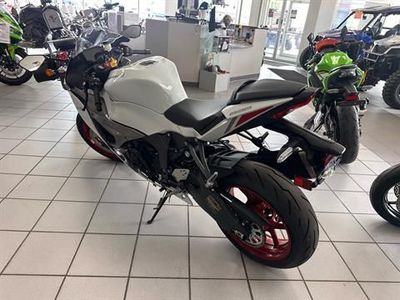 2025 Kawasaki Ninja ZX-6R - Photo 3