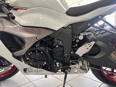 2025 Kawasaki Ninja ZX-6R - Photo 10