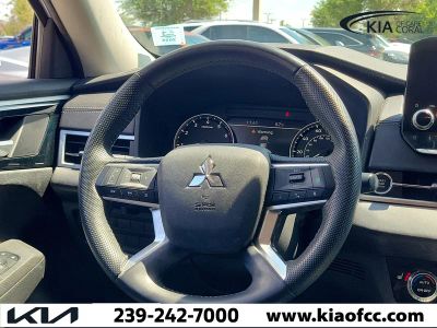 2023 Mitsubishi Outlander — photo 12 view