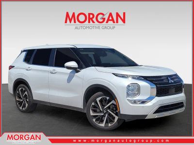 2023 Mitsubishi Outlander SE Black Edition in White — front three-quarter view