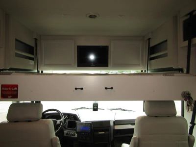 2026 Fleetwood BOUNDER - Photo 4