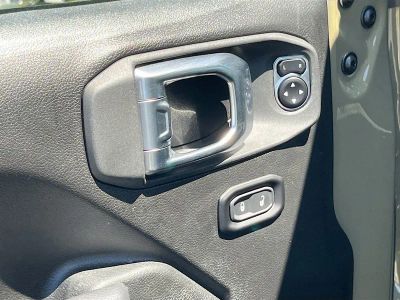 2025 Jeep Gladiator — photo 17 view