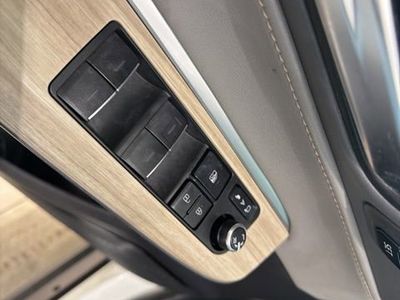 2023 Toyota Venza Limited — photo 18 view