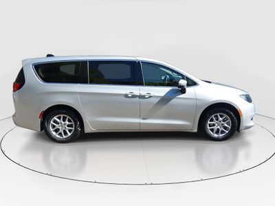 2023 Chrysler Voyager - Photo 8