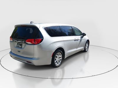 2023 Chrysler Voyager - Photo 7