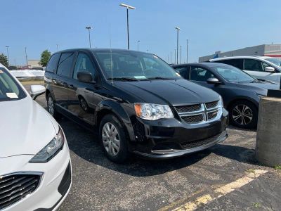 2018 Dodge Grand Caravan SE in Brilliant Black Crystal Pearlcoat — front three-quarter view