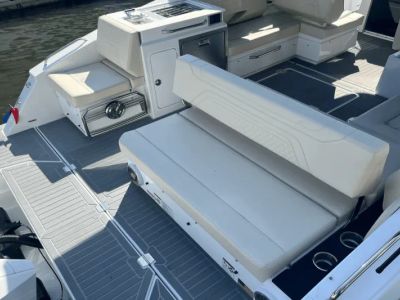 2025 Cruisers Yachts 34 GLS Outboard - Photo 11