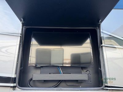 2022 Dynamax DynaQuest XL — photo 17 view