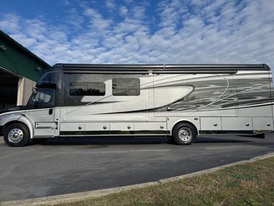 2022 Dynamax DynaQuest XL — interior view