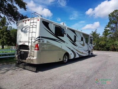 2008 Coachmen RV Sportscoach SRS — engine compartment view