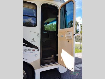2008 Coachmen RV Sportscoach SRS — photo 26 view
