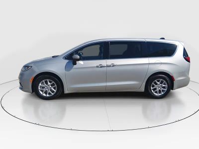 2023 Chrysler Pacifica - Photo 4