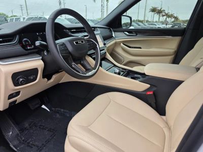 2026 Jeep Grand Cherokee — photo 13 view