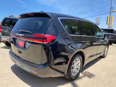 2024 Chrysler Pacifica — detail view