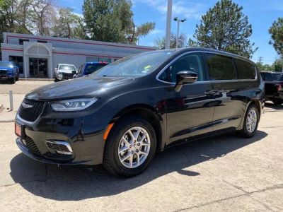 2024 Chrysler Pacifica Touring L in Brilliant Black Crystal Pearlcoat — front three-quarter view