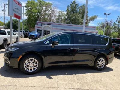 2024 Chrysler Pacifica — side profile view