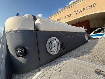 2026 Barletta Lusso L25UA — front three-quarter view