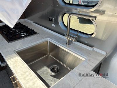 2026 Airstream Classic - Photo 9