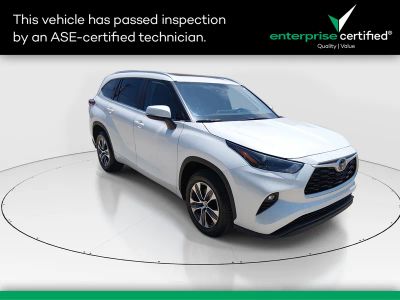 2024 Toyota Highlander XLE FWD — front three-quarter view