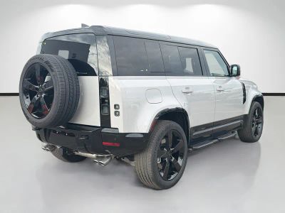 2026 Land Rover Defender 110 — detail view
