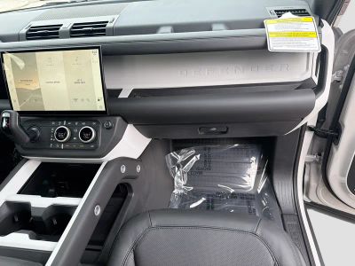 2026 Land Rover Defender 110 — photo 17 view