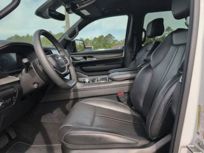 2024 Jeep Wagoneer — photo 12 view