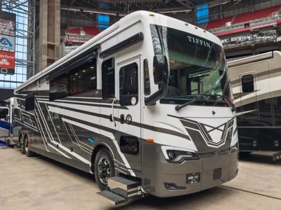 2026 Tiffin ALLEGRO BUS — front three-quarter view