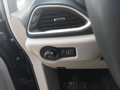 2023 Chrysler Pacifica — photo 13 view
