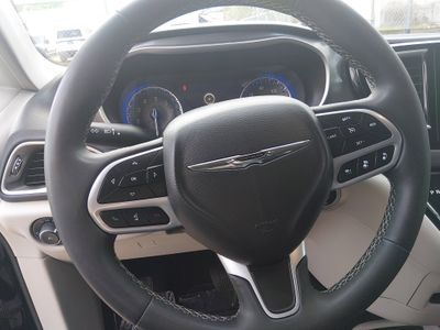 2023 Chrysler Pacifica — photo 12 view