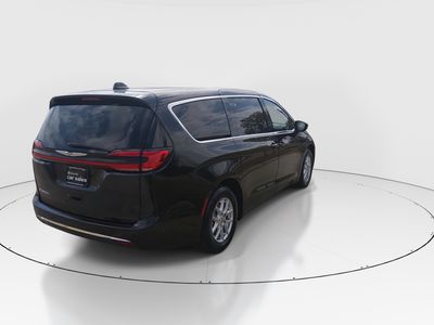 2023 Chrysler Pacifica — photo 7 view