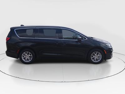 2023 Chrysler Pacifica — photo 8 view