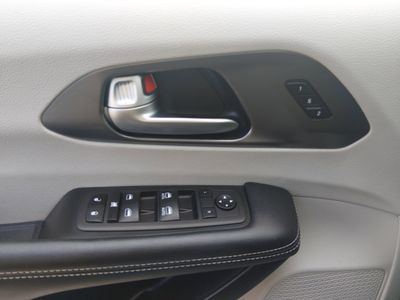 2023 Chrysler Pacifica — photo 19 view
