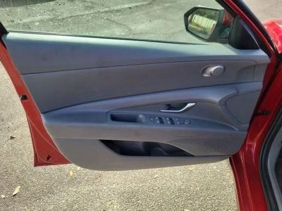 2024 Hyundai Elantra — photo 9 view