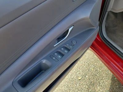 2024 Hyundai Elantra — photo 10 view