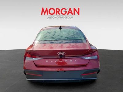 2024 Hyundai Elantra — photo 8 view