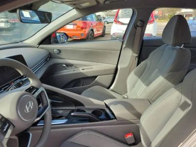 2024 Hyundai Elantra — photo 12 view