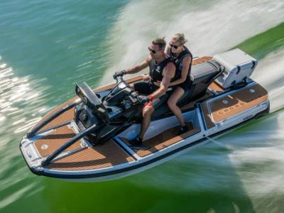 2026 Yamaha Crosswave® — front three-quarter view
