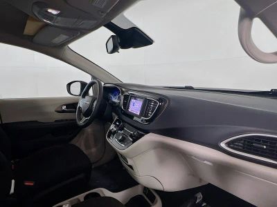 2023 Chrysler Voyager — photo 7 view