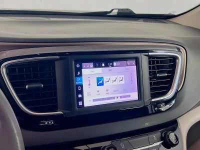 2023 Chrysler Voyager — photo 13 view