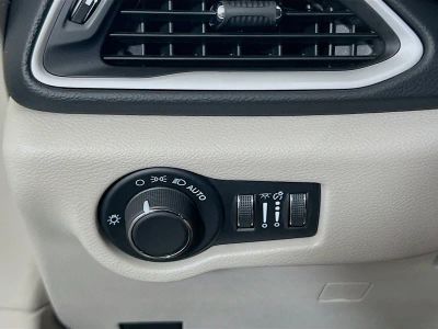 2023 Chrysler Voyager — photo 9 view