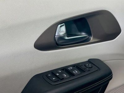 2023 Chrysler Voyager — photo 15 view
